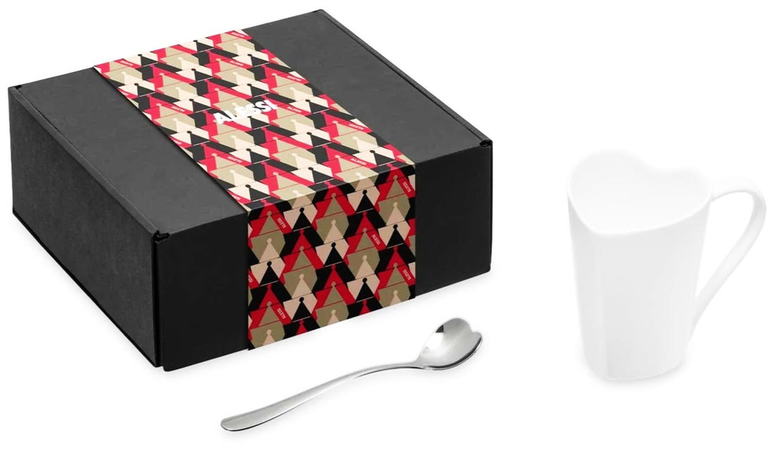 Coffret Alessi comprenant une tasse et une cuillère à thé Alessi, présenté dans un coffret cadeau.