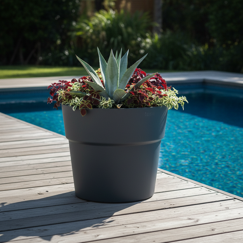 Vaso da esterno in plastica riciclata 100%, Ø58×H47 cm, colore Antracite. Resistente da −30° a +60°C, riciclabile.
