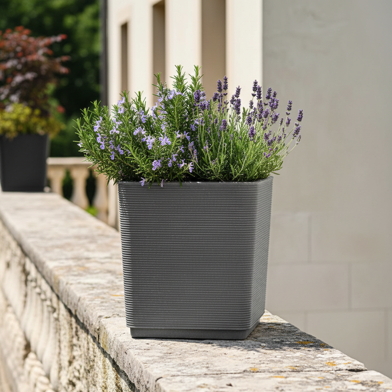 Fioriera da esterno 38x38×H40 cm, colore grigio, plastica riciclata 100%. Resistente da −30° a +60°C, riciclabile. ean 8051560186989