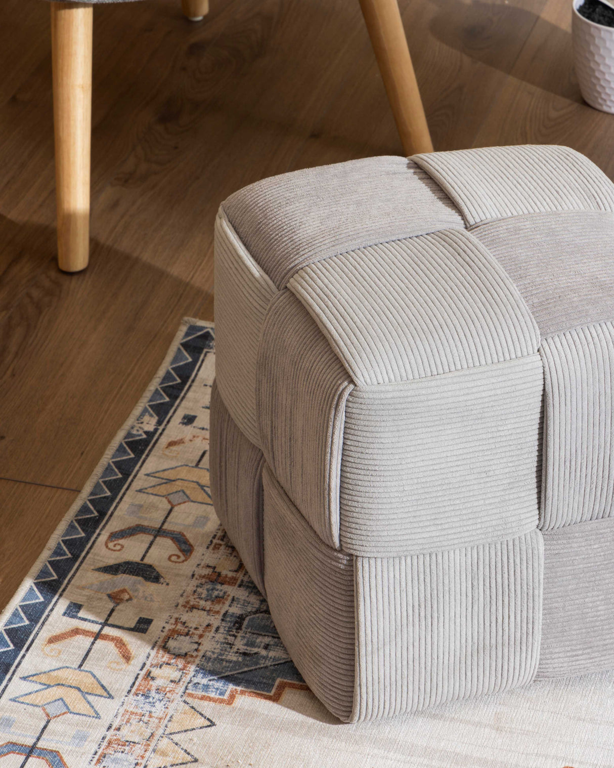 Pouf Dimo Brady en Velours à Côtes Tressé, Gris Clair