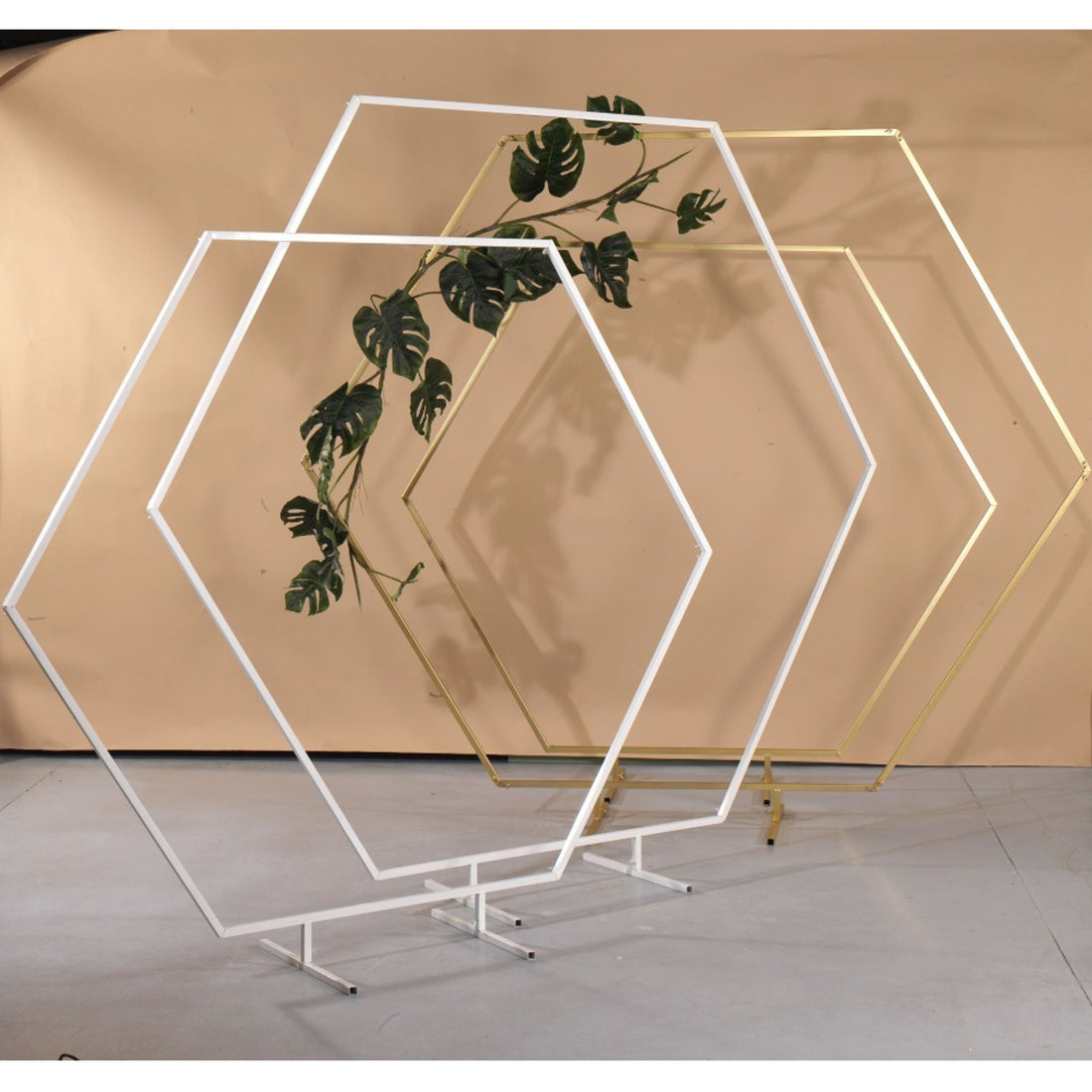 Coffre en osier structure hexagonale D 200 cm doré