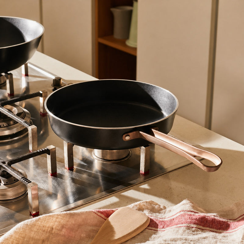 Poêle Alessi Edo 24 cm avec Long Manche – Poêle en Acier au Design Élégant