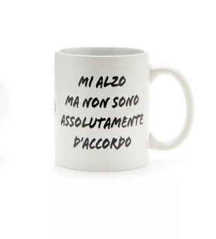 Mug en céramique Più Forty +40 avec anse, 32,5 cl, imprimé « Je me lève mais… », blanc mat