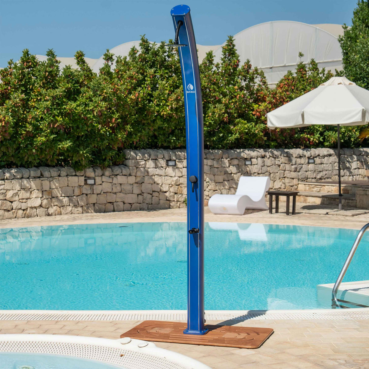 immagine-11-sined-emi-blu-doccia-solare-curva-in-alluminio-con-soffione-e-lavapiedi-blu-ean-8025431016934