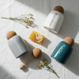 Servi il miele con il porta miele Etm Style in ceramica, ø 7,5 cm H.12 cm, set 3 pz con box regalo. Bomboniera e tavola