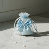 Fiocco in raso azzurro Scotton 60×70 mm, conf. 12 pz: finitura lucida, pronto all'uso per bomboniere e cerimonie. 