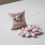 Tenero e delicato: Etm Neve sacchetto cuscino cotone rosa stelle con elefantino resina, 9 cm. Bomboniera battesimo.