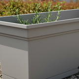 Scena 2 – Detail shot, bordo rettangolare e superficie resina Fog Grey