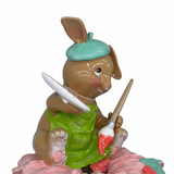 Statuina coniglio pittore Arpimex su fiore rosa 15cm: decorazione Pasqua e bomboniera in resina. ean 8018318439698