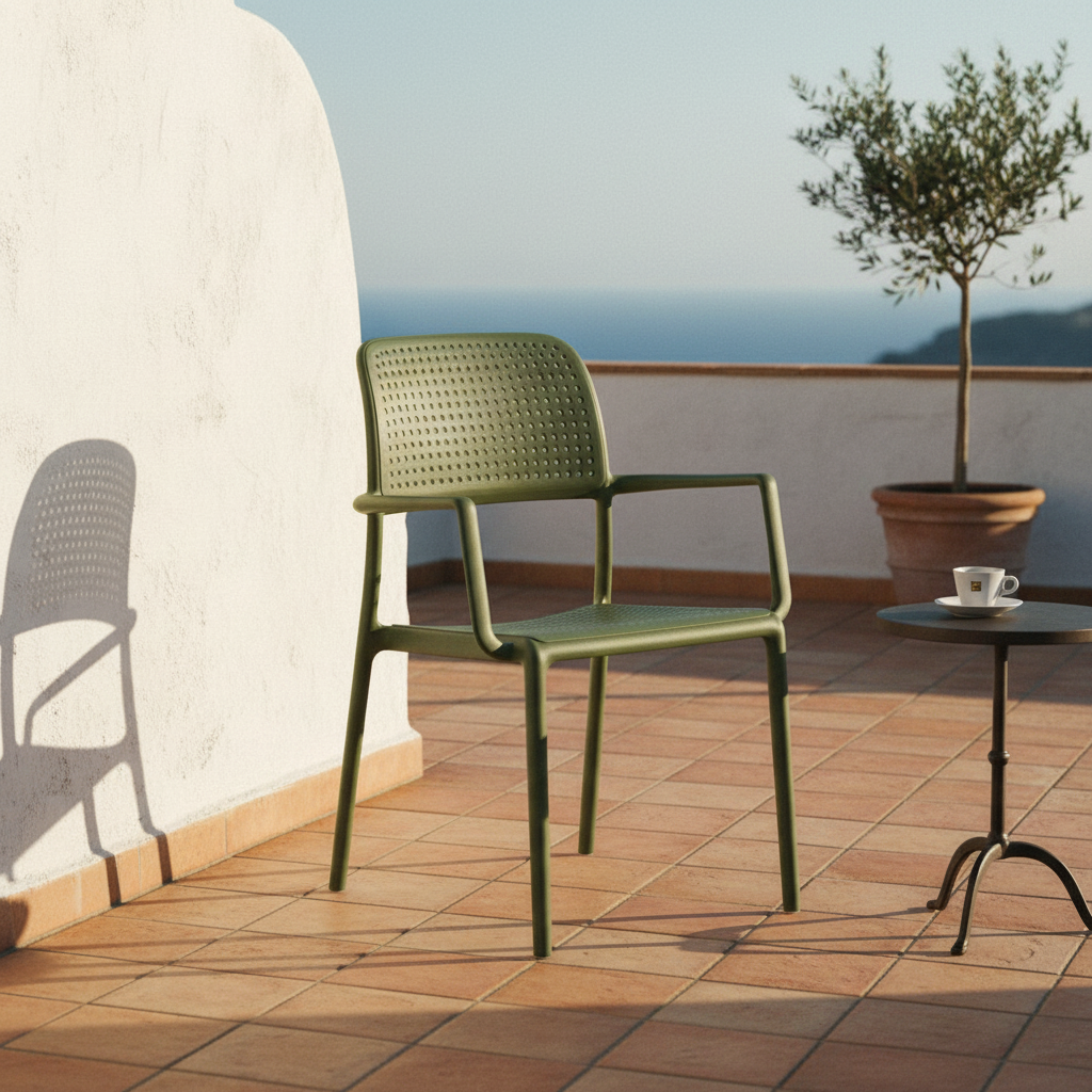 Sedia Bora Agave con braccioli su terrazza